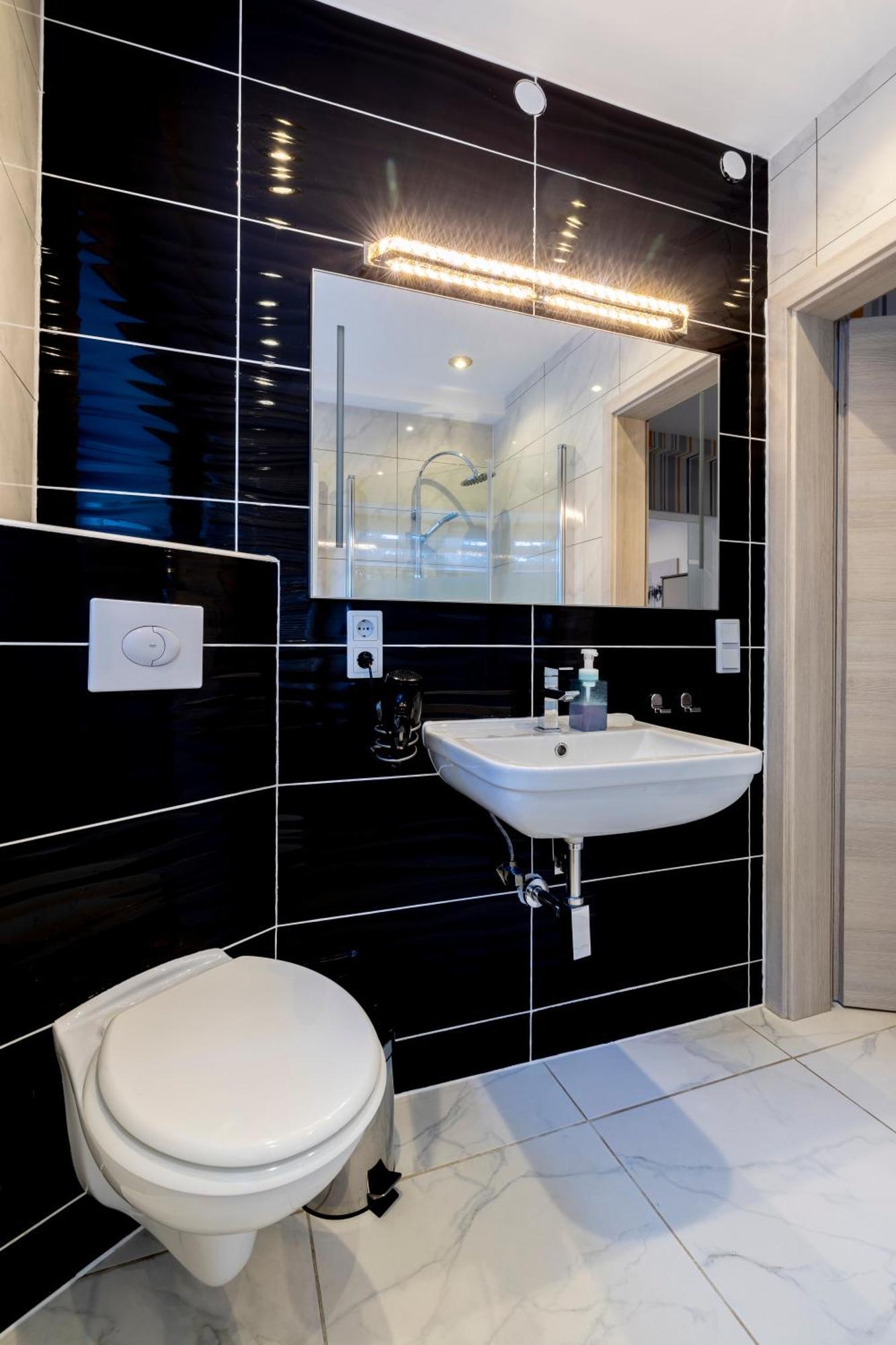 Design Apartment- 24H Self-Check-In - Bis 4 Pers - Parkplatz - Wifi - Balkon -Terrasse - In Direkter Weihernaehe - Radwege Schiffweiler Exterior foto